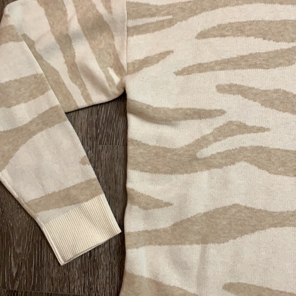 Splendid Zebra Sweater - Picture 4 of 7